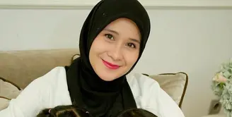 Pesinetron Ryana Dea sedang hamil anak ketiga. Sempat sedih karena menanti kehamilan anak ketiga tak kunjung datang, tapi akhirnya tiga hari sebelum ulang tahun, istri Puadin Redi itu mendapatkan kabar bahagia. Menurutnya, momen tersebut sangat mengagetkan. [Instagram/ryana_dea]