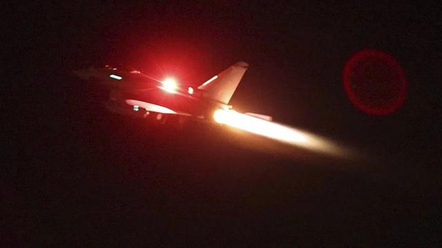 Pesawat Jet RAF Typhoon lepas landas dari RAF Akrotiri di Siprus untuk misi menyerang sasaran Houthi di Yaman 11 Januari 2024.(Sersan Lee Goddard, Kementerian Pertahanan Inggris Via AP)