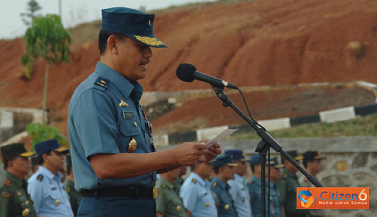 Citizen6, Bogor: Waasops Panglima TNI Laksamana Pertama TNI Widodo menutup Latihan Penyiapan Satgas Yonmek TNI untuk Konga di Daerah Latihan PMPP TNI Sentul, Bogor, Jawa Barat, Selasa (10/7). (Pengirim: Badarudin Bakri).