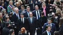 Presiden Perancis Francois Hollande (tengah) usai melakukan a minute of silence di Universitas Sorbonne, Paris, Perancis, (16/11/2015).  Hal ini dilakukan sebagai penghormatan bagi korban serangan Paris. (REUTERS/Stephane de Sakutin) 