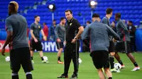 Marc Wilmots saat sedang memimpin sesi latihan Belgia untuk menghadapi Italia. (EMMANUEL DUNAND / AFP)