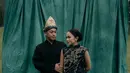 Tamara Kalla tampil elegan dengan berbakut kain wastra berupa songket. Riasan sederhana dengan sanggul dan perhiasan yang membuat gayanya kian elegan. [Foto: Instagram/ trysutrisnooo]