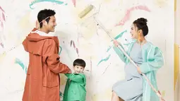 Baru saja melahirkan pada Mei 2019 silam, Theodore Iori Liem pun resmi menjadi seorang kakak. Saat mengandung putra keduanya, wanita berwajah baby face ini juga mengadakan maternity shoot dengan tema yang ceria. (Liputan6.com/IG/putrititian)