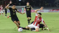 Pemain Persis Solo, Alexis Messidoro dikepung oleh para pemain Persija Jakarta pada laga BRI Liga 1 2023/2024 di Stadion Manahan, Solo, Sabtu (30/9/2023) malam WIB. (Bola.com/Radifa Arsa)