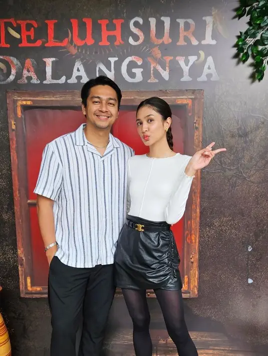 Tetap kasual dengan memadukannya pakai sneakers. Dan sabuk sebagai aksesori yang chic. [Foto: @miktambayong]