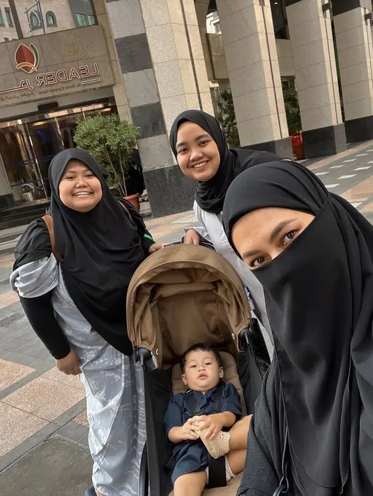 Paula Verhoeven nuga mengajak karyawannya menunaikan umrah. Paula menyempatkan diri berfoto bersama mereka. (Foto: Instagram/ paula_verhoeven)