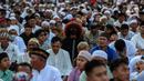 Umat Islam melaksanakan Sholat Idul Fitri 1444 H di Jalan Jatinegara Barat, Jakarta, Sabtu (22/4/2023). (Liputan6.com/Johan Tallo)
