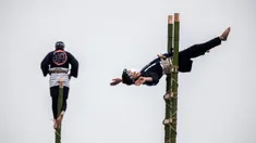 Anggota Asosiasi Pelestarian Pemadam Kebakaran Edo melakukan teknik pemadam kebakaran tradisional Jepang saat latihan pemadam kebakaran Tahun Baru di Tokyo, Jepang, 6 Januari 2022. (Behrouz MEHRI/AFP)