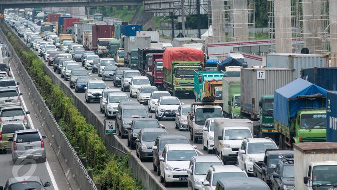 Ratusan kendaraan roda empat antre di dua arah Tol Jakarta-Cikampek, Bekasi, Sabtu (25/3). Kepadatan juga terjadi dari Jakarta menuju arah Bandung tersebut disebabkan banyaknya warga yang akan berlibur panjang. (Liputan6.com/Gempur M. Surya)