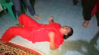 Seorang emak-emak di Konawe langsung pingsan saat kedapatan polisi sedang main judi, Sabtu (23/11/2019).(Liputan6.com/Ahmad Akbar Fua)
