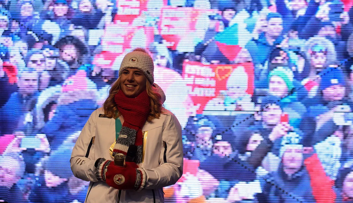 Altet Olimpiade Musim Dingin Ester Ledecka berada di atas panggung saat acara penyambutannya di Old Town Square di Praha, Ceko (26/2). Torehan tersebut adalah sejarah baru yang terjadi di Olimpiade Musim Dingin, PyeongChang 2018.(AFP Photo / Michal Cizek)