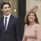 Perdana Menteri Kanada Justin Trudeau dan istrinya Sophie Trudeau tiba menjelang upacara penobatan Raja Charles III di Westminster Abbey, pusat kota London, Sabtu (6/5/2023). (Jacob King/PA via AP)