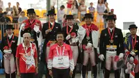 Tim berkuda Indonesia meraih medali emas Sea Games 2015 nomor nomor tunggang serasi tim yang dihelat di Singapore Turf Club Riding Centre, Sabtu (6/6/2015). Menpora Imam Nahrawi mengalungkan medali pada para pemenang (Liputan6.com/Helmi Fithriansyah)