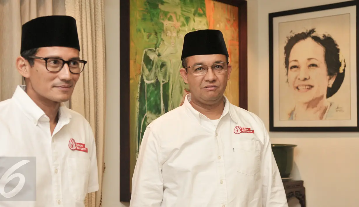 Pasangan calon gubernur dan wakil gubernur DKI Jakarta nomor pemilihan tiga, Anies Baswedan dan Sandiaga Uno saat berkunjung ke kediaman Presiden ketiga RI, BJ Habibie, di Jalan Patra Kuningan XIII, Jakarta, Kamis (26/1). (Liputan6.com/Yoppy Renato)