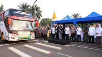 Wali Kota Tangerang Arief R Wismansyah dan Pj Gubernur Banten Al Muktabar melepas keberangkatan 389 calon jemaah haji dari Masjid Raya Al-Azhom, Sabtu (4/6/2022). (Liputan6.com/Pramita Tristiawati)