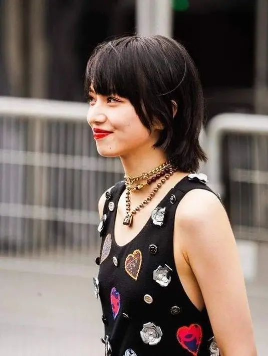 Nana Komatsu tersenyum saat tiba menghadiri koleksi siap pakai Chanel Fall/Winter 2023-2024 Selama Paris Fashion Week 2023. Aktris cantik ini tidak datang sendiri, melainkan bersama suaminya, Masaki Suda. (Instagram/nanakomatsu71)