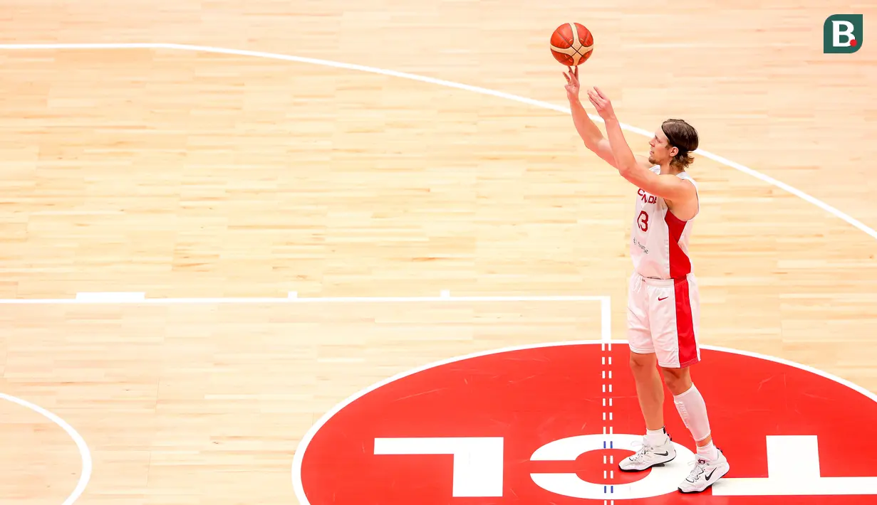 Pebasket Kanada, Kelly Olynyk melakukan free throw pada laga Grup L Piala Dunia FIBA 2023 melawan Brasil di Indonesia Arena, Senayan, Jakarta, Jumat (01/09/2023). Kanada kalah dengan skor 65-69. (Bola.com/Bagaskara Lazuardi)