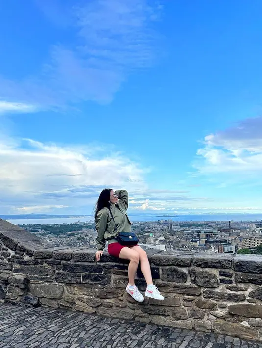 Selain liburan ke Inggris, Marissa Christina dan buah hatinya ini liburan ke Scotlandia. Menikmati indahnya pemandangan, buah hatinya ini pun sempat ingin merasakan kuliah di luar negeri. Lalu, Marissa Christina percaya bahwa buah hatinya ini mampu untuk berkuliah di Scotlandia. (Liputan6.com/IG/@marissachristinaofficial)