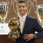 Cristiano Ronaldo meraih penghargaan Ballon d'Or 2016. (dok. Twitter L'Equipe)