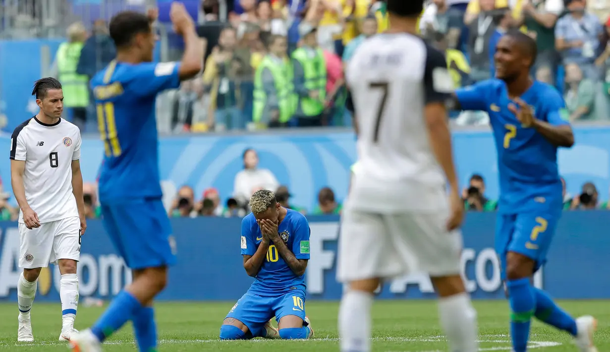 Penyerang Brasil, Neymar menangis seraya menutupi wajah dengan kedua tangannya pada akhir pertandingan Grup E Piala Dunia 2018 melawan Kosta Rika di St Petersburg, Rusia Jumat (22/6). Dalam laga tersebut, Brasil menang 2-0. (AP/Andre Penner)