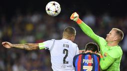 Marc-Andre ter Stegen. Kiper Jerman berusia 30 tahun yang kini memasuki musim ke-9 bersama Barcelona sejak didatangkan dari Borussia Monchengladbach pada awal musim 2014/2015 ini total telah tampil dalam 73 laga di Liga Champions bersama Barcelona. Dari 73 laga tersebut, ia mampu mencetak 30 kali clean sheet dan kebobolan 80 gol serta sukses merebut 1 trofi Liga Champions bersama Barcelona pada musim 2014/2015. (AFP/Pau Barrena)