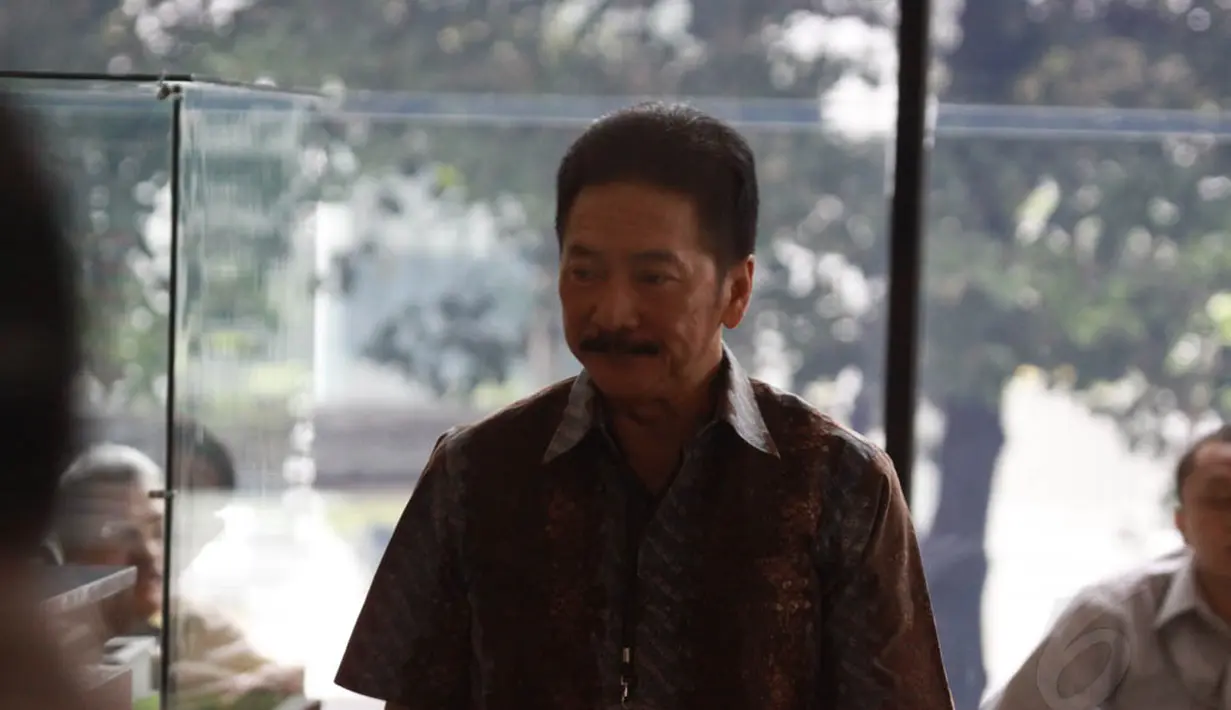 Rully yang mengenakan batik hitam dipanggil untuk bersaksi dalam penyidikan dugaan korupsi proyek Hambalang, Jakarta, Jumat (13/6/14). (Liputan6.com/Johan Tallo)