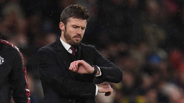 Hal itu disampaikan MU di laman resmi klub pada Rabu (14/1/2026) dini hari WIB. Tampak dalam foto, Michael Carrick saat masih menjadi pelatih sementara Manchester United melihat arlojinya selama pertandingan sepak bola Liga Premier Inggris melawan Arsenal di Old Trafford, Manchester, Inggris barat laut, pada 2 Desember 2021. (Oli SCARFF/AFP)