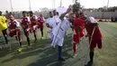 Para penyandang disabilitas amputasi Palestina bersiap untuk berpartisipasi dalam pertandingan sepak bola sebagai bagian dari ‘Hope Tournament’ atau Turnamen Harapan yang diselenggarakan oleh Asosiasi Deniz Feneri dan Asosiasi Sepak Bola Penyandang Disabilitas Palestina di Deir al-Balah, Jalur Gaza Tengah, pada 17 November 2025. (Bashar Taleb/AFP)