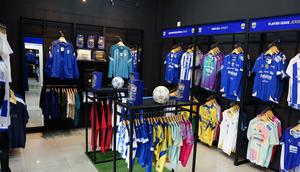 Jersey Persib di gerai. (Bola.com/Erwin Snaz)