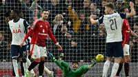 Kiper MU Altay Bayindir pada laga perempat final Carabao Cup melawan Spurs hari Jumat (20/12/2024) dini hari WIB. (Ben STANSALL / AFP)