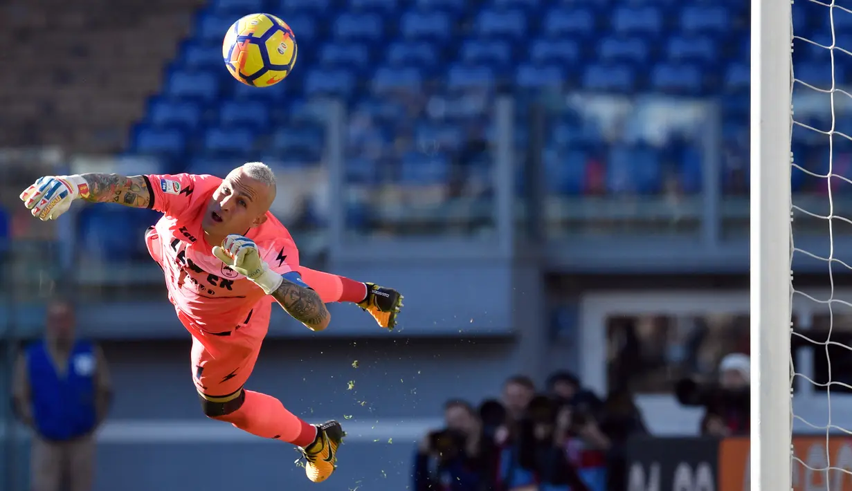 Alex Cordaz. Kiper Italia berusia 39 tahun ini didatangkan Inter Milan secara gratis pada awal musim 2021/2022 dari Crotone dan terikat kontrak hingga Juni 2023. Kiper yang merupakan produk Akademi Inter Milan ini sama sekali belum pernah dimainkan selama musim 2021/2022. (AFP/Andreas Solaro)