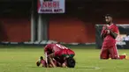 Ucapan Syukur dua pemain Timnas Indonesia usai laga uji coba melawan Vietnam di Stadion Maguwoharjo, Sleman, Minggu (09/10/2016). (Bola.com/Nicklas Hanoatubun)