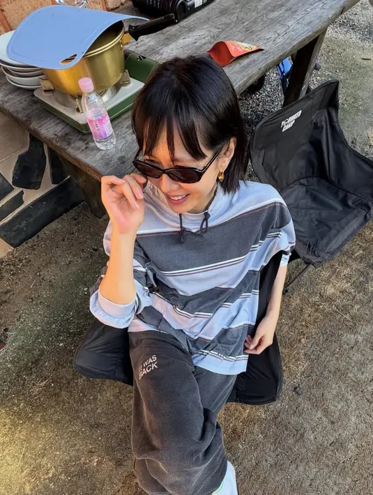 <p>Son Ye Jin pun memotong rambutnya menjadi pendek di atas bahu dengan warna rambut hitam berkilau. [@yejinhand]</p>