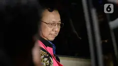 Mantan Dirut PT Asuransi Jiwasraya Hendrisman Rahim memasuki mobil tahanan usai pemeriksaan di gedung KPK, Jakarta, Senin (20/1/2020). Hendrisman yang merupakan tahanan Kejaksaan Agung diperiksa di KPK usai ditetapkan sebagai tersangka kasus dugaan korupsi dana investasi. (merdeka.com/Dwi Narwoko)