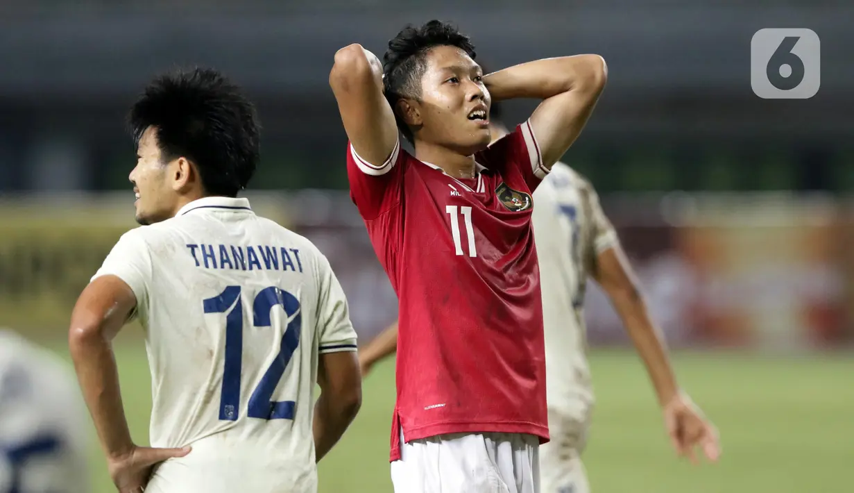 Ekspresi pemain Timnas Indonesia U-19, Ferdiansyah Cecep Surya usai gagal memanfaatkan peluang mencetak gol ke gawang Thailand U-19 pada lanjutan penyisihan grup A Piala AFF U-19 2022 di Stadion Patriot Candrabhaga, Bekasi, Jawa Barat, Rabu (6/7/2022). Timnas Indonesia U-19 harus puas dengan hasil imbang 0-0. (Liputan6.com/Helmi Fithriansyah)