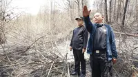 Bupati Banyuwangi Abdullah Azwar Anas meninjau lokasi kebakaran hutan di kawasan Gunung Ijen Banyuwangi, Selasa (22/10/2019).
