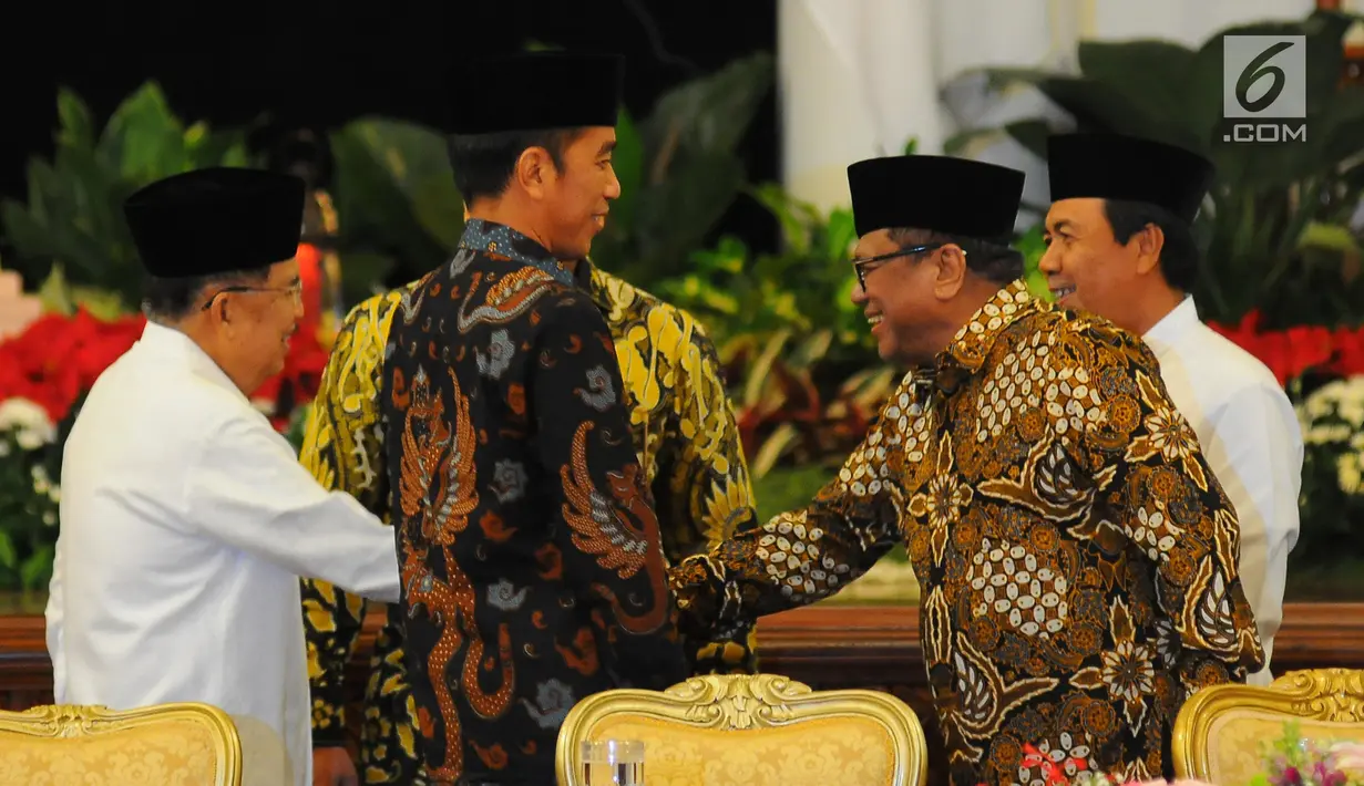 Presiden Joko Widodo atau Jokowi (tengah) didampingi Wapres Jusuf Kalla (kiri) menyambut kedatangan para pimpinan lembaga negara untuk buka puasa bersama di Istana Negara, Jakarta, Senin (6/5). (Liputan6.com/Angga Yuniar)