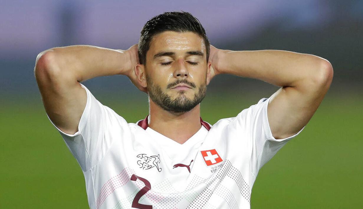 Pemain Swiss, Loris Benito, tampak kecewa usai gagal mencetak gol ke gawang Spanyol pada laga UEFA Nations League di Stadion Alfredo di Stefano, Minggu (11/10/2020). Spanyol menang dengan skor 1-0. (AP Photo/Manu Fernandez)