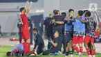 Ekspresi kegembiraan pemain, pelatih dan official timnas Indonesia U-20 usai pertandingan kualifikasi Piala Asia U-20 grup F melawan Yaman di Stadion Madya, Kompleks Gelora Bung Karno, Jakarta, Minggu (29/9/2024). (Liputan6.com/Angga Yuniar)