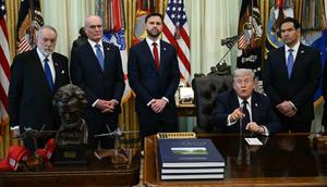 (Kiri-Kanan) Duta Besar AS untuk Israel, Mike Huckabee, Duta Besar Israel untuk AS, Yechiel Leiter, Wakil Presiden AS, JD Vance, dan Menteri Luar Negeri AS, Marco Rubio, mendengarkan saat Presiden AS, Donald Trump, berbicara selama pertemuan dengan Duta Besar Lebanon untuk AS dan Duta Besar Israel untuk AS, di Gedung Putih di Washington, DC pada 23 April 2026. Presiden AS, Donald Trump, bertemu dengan utusan Lebanon dan Israel pada putaran baru pembicaraan perdamaian Kamis, dengan Beirut meminta perpanjangan satu bulan untuk gencatan senjata yang rapuh yang akan segera berakhir. (Brendan SMIALOWSKI/AFP)