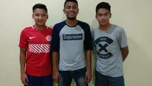 Syahrian Abimanyu, Zulfiandi, dan Samuel Christianson, saat tiba di mes Sriwijaya FC di Palembang pada Minggu (3/12/2017). (Bola.com/Riska Prasetya)