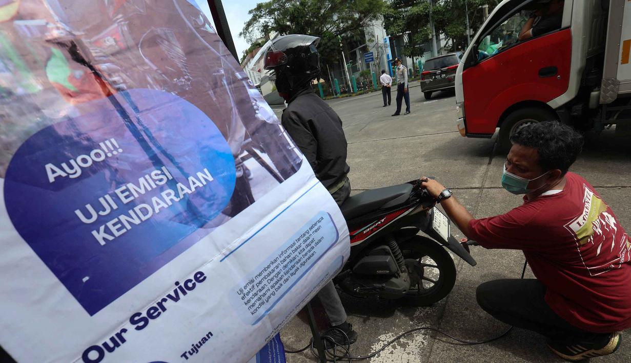 Kegiatan ini menyasar kendaraan roda dua dan empat untuk memastikan kepatuhan standar lingkungan, terutama yang berusia di atas 3 tahun. Tampak dalam foto, petugas Suku Dinas Lingkungan Hidup melakukan pengukuran gas buang kendaraan saat operasi uji emisi di Pintu Keluar Terminal Blok M, Jakarta, Kamis (9/4/2026). (Kapanlagi.com/Budy Santoso)