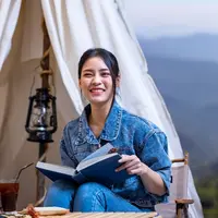 ilustrasi perempuan camping/Akarawut/Shutterstock