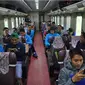 Pemain Arema Cronus menikmati perjalanan ke Kota Solo dengan menggunakan kereta api eksekutif pada Kamis (8/10/2015) pagi. (Bola.com/Kevin Setiawan)