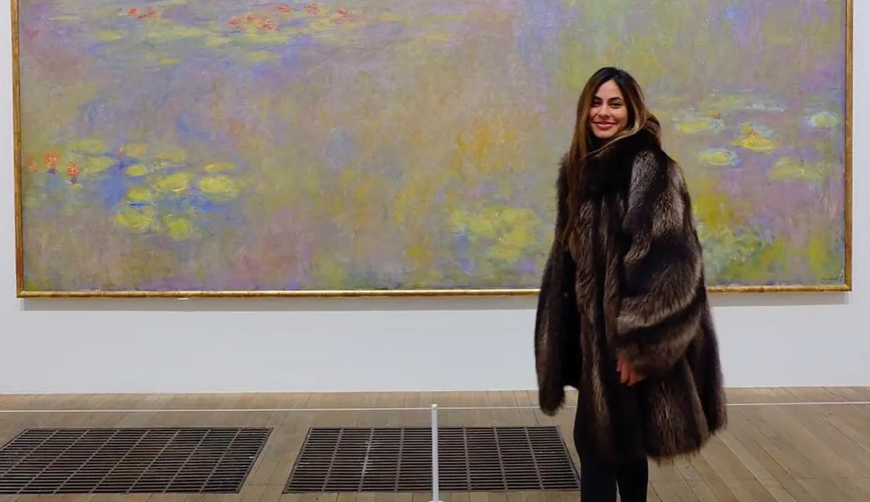 Kini Valerie sedang kuliah di London, Inggris. Tentu saja hal ini membuat penampilannya semakin terlihat keren. Ia kerap mengunggah gaya berpakaiannya di akun Instagram pribadinya. (Foto: instagram.com/valerieethomas)