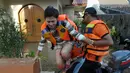 Petugas Basarnas mengevakuasi warga yang terjebak banjir di rumahnya di kawasan Perumahan Ciledug Indah 1, Tangerang, Selasa (10/2/2015). (Liputan6.com/Andrian M Tunay)