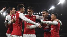 Para pemain Arsenal merayakan gol yang dicetak Alexis Sanchez ke gawang Huddersfield pada laga Premier League di Stadion Emirates, London, Rabu (29/11/2017). Arsenal menang 5-0 atas Huddersfield. (AFP/Ben Stansall)
