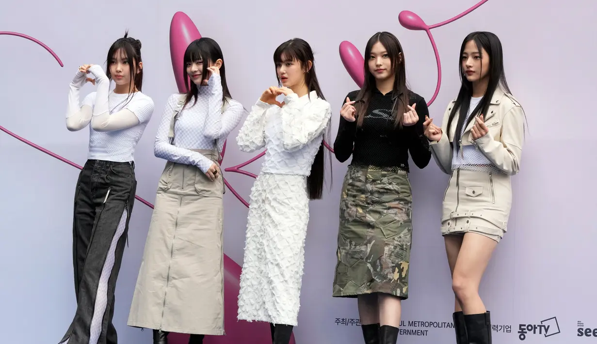 Penampilan Minji pada acara Seoul Fashion Week menjadi perbincangan komunitas pecinta K-Pop, banyak netizen memuji kecantikan pelantun "Ditto" itu. (AP Photo/Ahn Young-joon)
