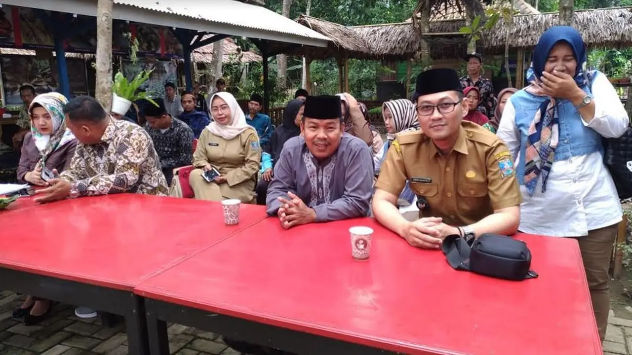 Pemerintah Desa Kubang Jaya, Kecamatan Petir, Kabupaten Serang, Banten melarang debt collector dari perusahaan leasing menagih utang dan menarik barang kredit. (Foto: Liputan6.com/Yandhi Deslatama)