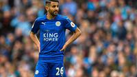 Pemain Leicester City, Riyad Mahrez saat berlaga melawan Manchester City pada Premier League di Etihad Stadium, Manchester, (13/5/2017).  (EPA/Peter Powell)